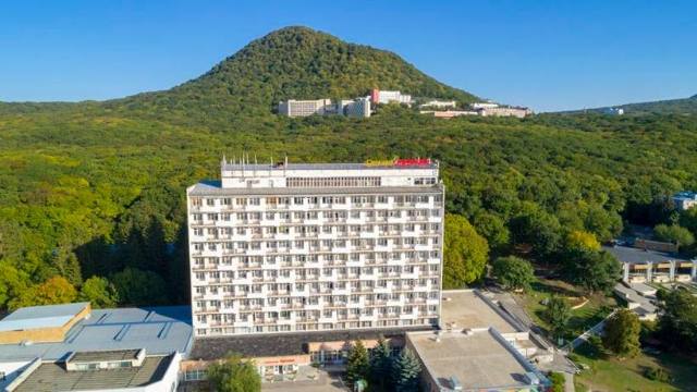 Спальный корпус санатория «Дубрава» у подножия горы Железной